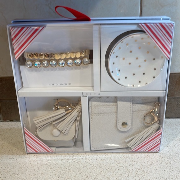 NWT Cream & Gold Accessory Gift Set - Bracelets, Dish, Wallet & Bag Charm - Picture 2 of 7